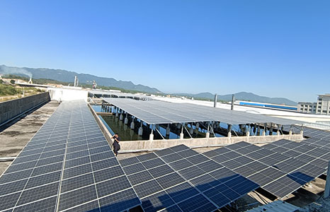 광동 오강건과의 조립식건축산업기지는 지붕의 광조자원을 리용하여 2.4MW 상공업태양광발전소를 건설하고 16대의 INVT가 전문적으로 상공업태양광프로젝트를 위해 만든 XG136KTR-X 3상병렬망역변기를 채용하여 2022년 9월 14일에 성공적으로 전력련결되였다.